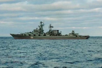 Tàu khu trục Moskva của Nga tham gia tập trận hải quân trên Biển Đen, ngoài khơi cảng Sevastopol thuộc Crimea, ngày 12/2/2022. (Ảnh: AFP/TTXVN) 