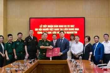 Đại diện Cục Cứu hộ-Cứu nạn và Hội Người Việt Nam tại Liên bang Nga ký kết biên bản bàn giao xe.