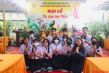 Các học sinh người Việt ở thủ đô Vientiane (Lào) tham dự Đại lễ Vu lan báo hiếu.