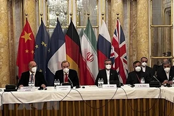Đại diện phái đoàn Iran (phải) và đại diện Liên minh châu Âu (trái) tại phiên đàm phán nhằm khôi phục thỏa thuận hạt nhân được ký kết năm 2015, ở Vienna (Áo), ngày 3/12/2021. (Ảnh: AFP/TTXVN)