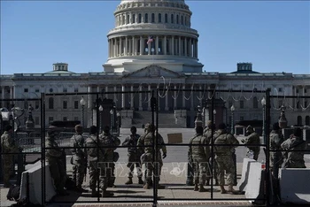 Lực lượng an ninh được triển khai tại Đồi Capitol, thủ đô Washington của Mỹ. (Ảnh: AFP/TTXVN)