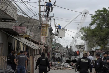 Lực lượng an ninh Ecuador tại hiện trường vụ nổ ở Guayaquil, Ecuador, ngày 14/8/2022. (Ảnh: Reuters)