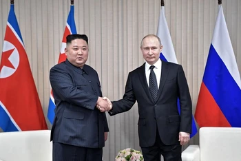 Tổng thống Nga Vladimir Putin (phải) và nhà lãnh đạo Triều Tiên Kim Jong Un tại cuộc gặp ở Vladivostok, Nga, ngày 25/4/2019. (Ảnh: AFP/TTXVN)