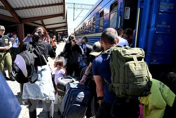 Người tị nạn từ thành phố Odessa, Ukraine sơ tán tới Przemysl, Ba Lan, ngày 12/5/2022. (Ảnh: PAP/TTXVN)
