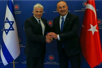 Ngoại trưởng Thổ Nhĩ Kỳ Mevlut Cavusoglu (bên phải) và người đồng cấp Israel khi đó Yair Lapid trong cuộc gặp ở Ankara. (Ảnh: AFP)