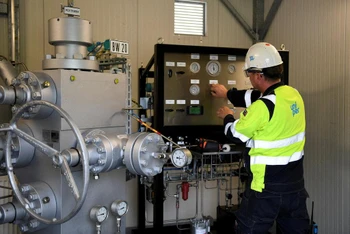 Công nhân vận hành máy móc tại 1 cơ sở lưu trữ khí đốt của Uniper ở Bavaria, Đức. (Ảnh: Reuters)