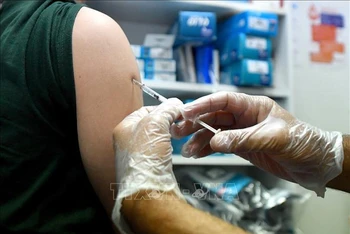 Tiêm vaccine ngừa bệnh đậu mùa khỉ tại Lile, Pháp, ngày 10/8/2022. (Ảnh: AFP/TTXVN)