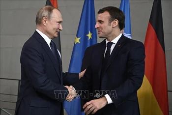 Tổng thống Pháp Emmanuel Macron (phải) và Tổng thống Nga Vladimir Putin trong cuộc gặp tại Berlin, Đức, ngày 19/1/2020. (Ảnh tư liệu: AFP/TTXVN) 