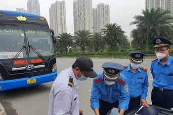 Thanh tra Sở Giao thông vận tải Hà Nội xử lý xe khách vi phạm.