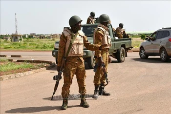 Binh sĩ Burkina Faso tuần tra tại thủ đô Ouagadougou. (Ảnh: AFP/TTXVN)