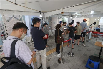 Người dân xếp hàng chờ xét nghiệm Covid-19 tại Seoul, Hàn Quốc, ngày 4/8/2022. (Ảnh: Yonhap/TTXVN)