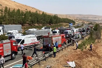Ít nhất 15 người thiệt mạng và 22 người bị thương trong vụ tai nạn. (Ảnh: alarabiya.net)