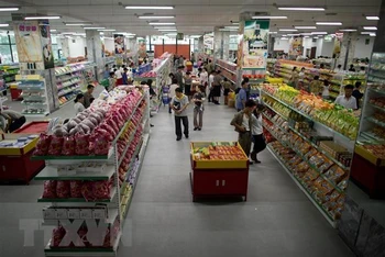 Người dân mua sắm tại 1 siêu thị ở Hàn Quốc. (Ảnh: AFP/TTXVN)