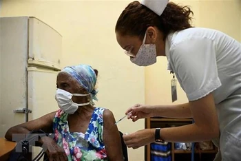 Nhân viên y tế tiêm vaccine ngừa Covid-19 cho người cao tuổi tại La Habana, Cuba. (Ảnh: AFP/TTXVN)