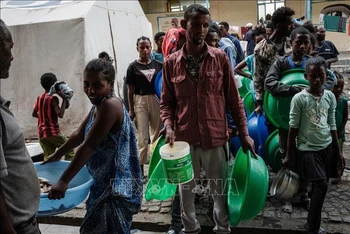 Người dân phải rời nhà cửa do xung đột đợi nhận lương thực cứu trợ tại 1 trại tị nạn ở Tigray, Ethiopia, ngày 19/6/2021. (Ảnh tư liệu: AFP/TTXVN)