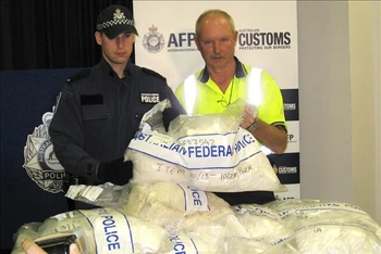 Hải quan Australia trưng bày ma túy thu giữ tại Melbourne. (Ảnh tư liệu: AFP/TTXVN)