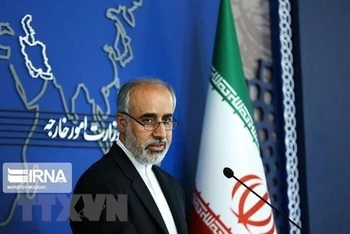 Người phát ngôn Bộ Ngoại giao Iran Nasser Kanaani phát biểu tại cuộc họp báo ở Tehran. (Ảnh: IRNA/TTXVN) 