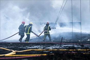 Nhân viên cứu hỏa nỗ lực khống chế đám cháy tại kho chứa dầu gần thành phố Matanzas, Cuba, ngày 9/8/2022. (Ảnh tư liệu: AFP/TTXVN)