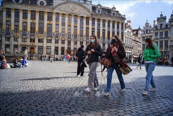 Người dân đeo khẩu trang trên đường phố ở thủ đô Brussels, Bỉ, ngày 13/3/2021. (Ảnh: THX/TTXVN)