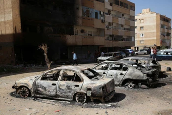 Nhiều ô-tô bị cháy sau đụng độ ở Tripoli, Libya, ngày 28/8/2022. (Ảnh: Reuters)
