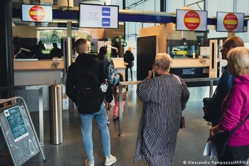 Du khách Nga được kiểm tra hộ chiếu tại cửa khẩu ở Phần Lan. (Ảnh: AFP/Getty Images)