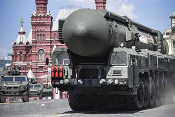 Tên lửa đạn đạo liên lục địa Yars RS-24 của Nga tham gia duyệt binh trên Quảng trường Đỏ ở Moskva. (Ảnh: AFP/TTXVN)