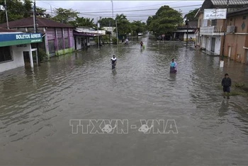 Cảnh ngập lụt sau những trận mưa lớn do ảnh hưởng của bão tại Puerto Barrios, Izabal, Guatemala, ngày 5/11/2020. (Ảnh tư liệu: AFP/TTXVN) 