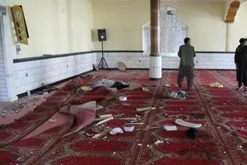 Hiện trường 1 vụ nổ tại thánh đường Hồi giáo ở phía Bắc thủ đô Kabul, Afghanistan, ngày 17/8/2022. (Ảnh: hindustantimes.com)