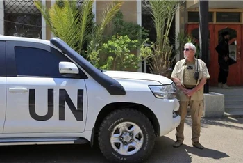 Nhân viên an ninh đứng gác bên đoàn xe chở đặc phái viên Liên hợp quốc về Yemen tại Sân bay quốc tế Sanaa ở thủ đô Yemen, ngày 11/4/2022. (Ảnh: AFP/TTXVN)
