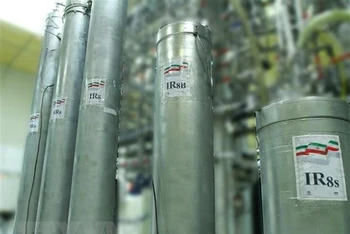 Các máy ly tâm bên trong cơ sở hạt nhân Natanz, Iran. (Ảnh: AFP/TTXVN) 