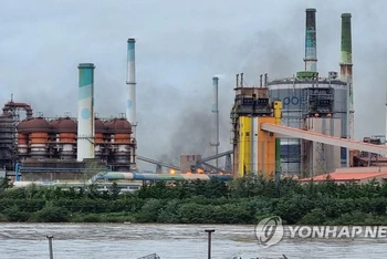 Khói bốc lên từ đám cháy tại nhà máy thép của POSCO ở thành phố Pohang, Hàn Quốc. (Ảnh: Yonhap)