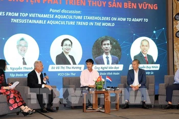 Đại diện các doanh nghiệp Hà Lan và Việt Nam cùng trao đổi kinh nghiệm về nuôi trồng thủy sản. (Ảnh: TTXVN)