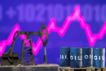 Một ngày sau khi các nhà sản xuất dầu lớn trên thế giới thông báo cắt giảm sản lượng ở mức vừa phải, giá "vàng đen" trên thế giới đã diễn biến trái chiều. (Ảnh minh họa: Reuters)
