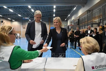Thủ tướng Thụy Điển Magdalena Andersson (giữa, phải) tại điểm bầu cử Quốc hội gần Stockholm ngày 11/9/2022. (Ảnh: AFP/TTXVN) 