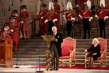 Vua Charles III phát biểu trước Quốc hội Anh tại Cung điện Westminster ở thủ đô London, ngày 12/9/2022. (Ảnh: AFP/TTXVN)