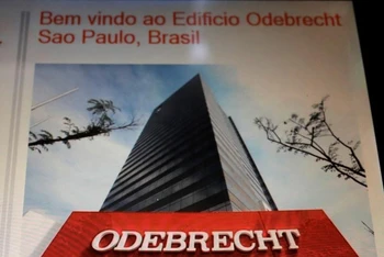 Logo của tập đoàn xây dựng Odebrecht bên trong thang máy tại trụ sở chính ở Sao Paulo, Brazil. (Ảnh: Reuters)