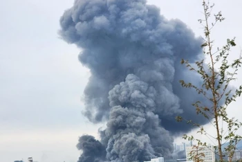 Cột khói lớn bốc lên từ đám cháy trung tâm thương mại Hyundai Premium Outlet ở Daejeon, Hàn Quốc, sáng 26/9/2022. (Ảnh: Yonhap)