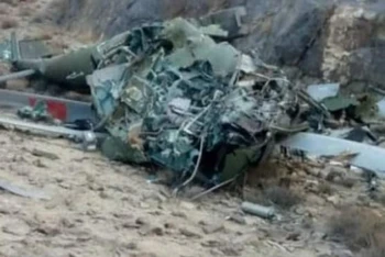 Hiện trường 1 vụ rơi máy bay quân sự ở Pakistan. (Ảnh: dawn.com)