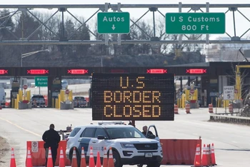 Khu vực biên giới Mỹ-Canada đóng cửa tại cửa khẩu ở Lansdowne, tỉnh Ontario (Canada) do dịch Covid-19 lây lan mạnh, ngày 22/3/2020. (Ảnh: AFP/TTXVN)