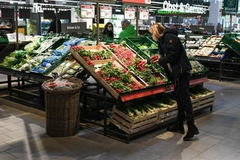 Người tiêu dùng lựa chọn mua hàng tại 1 siêu thị ở Frankfurt (Đức), ngày 7/4/2022. (Ảnh: THX/TTXVN)