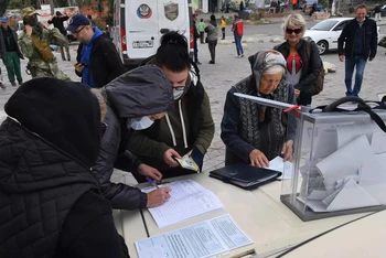 Một điểm bỏ phiếu trưng cầu ý dân ở thành phố Mariupol, Donetsk, Ukraine, ngày 27/9/2022. (Ảnh: RIA Novosti)