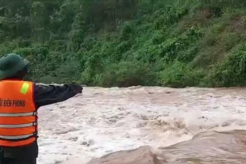 [Video] Nhiều đoạn đường ở khu vực biên giới Quảng Bình bị ngập sâu, chia cắt