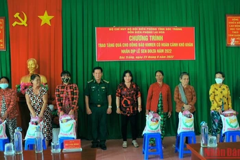 Bộ đội Biên phòng tỉnh Sóc Trăng tặng quà cho các gia đình khó khăn vùng biên giới biển của tỉnh.