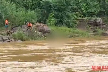Lực lượng chức năng tìm thấy thi thể nạn nhân trên sông Bung.