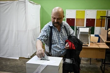 Cử tri bỏ phiếu tại 1 điểm bầu cử ở Sofia, Bulgaria, ngày 2/10/2022. (Ảnh: AFP/TTXVN)