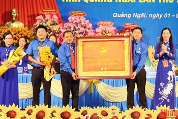 Bí thư Tỉnh ủy Quảng Ngãi Bùi Thị Quỳnh Vân trao tặng bức trướng cho Ban Thường vụ Tỉnh đoàn Quảng Ngãi.