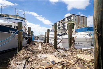 Cảnh đổ nát sau bão Ian ở Fort Myers, bang Florida (Mỹ) ngày 29/9/2022. (Ảnh: THX/TTXVN)