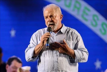 Ứng cử viên Tổng thống Brazil Luiz Inacio Lula da Silva phát biểu tại cuộc vận động tranh cử ở Manaus, ngày 31/8/2022. (Ảnh: AFP/ TTXVN)
