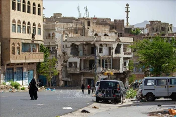 Nhiều ngôi nhà bị hư hại sau các cuộc giao tranh tại thành phố Taez, Yemen, khu vực do Houthi kiểm soát. (Ảnh: AFP/TTXVN)