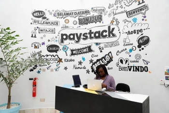 Nhân viên làm việc tại quầy lễ tân của Công ty thanh toán trực tuyến Paystack ở thành phố Ikeja, bang Lagos, Nigeria. (Ảnh minh họa: Reuters)